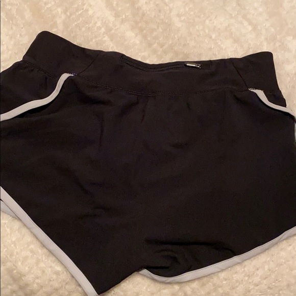 Black and white running shorts under armor - Picture 3 of 3